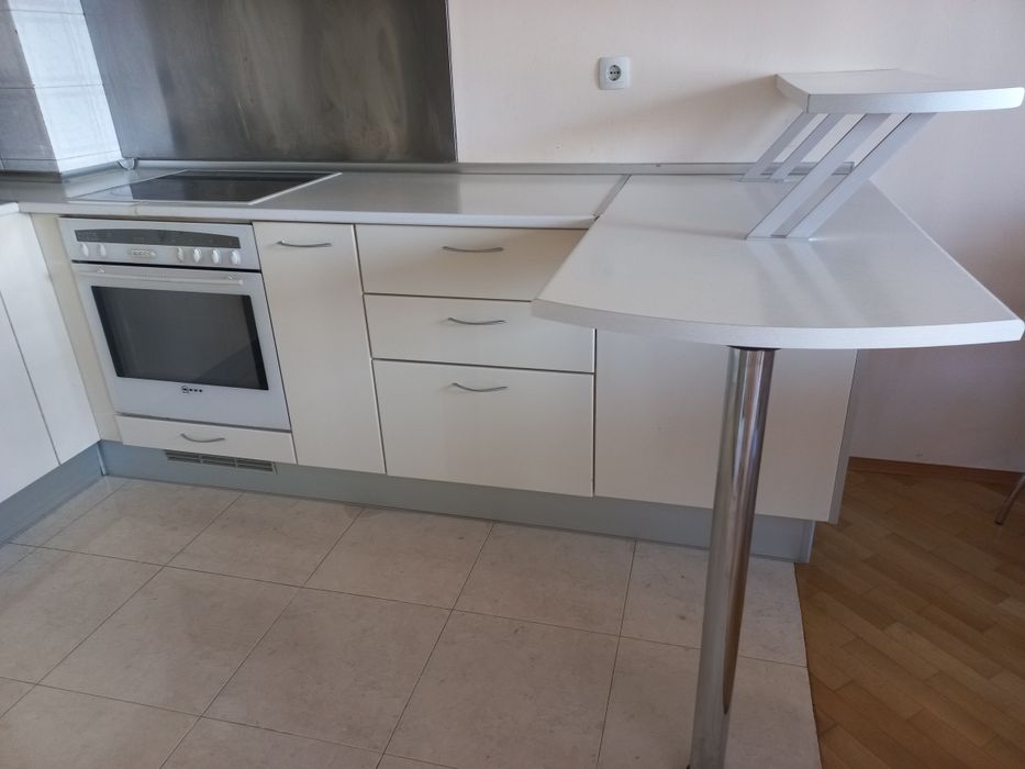 Долен  кухненски ред, шкаф със стъклена витрина