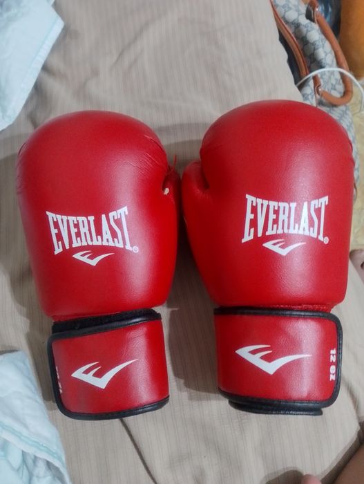 продам перчатки для бокса EVERLAST