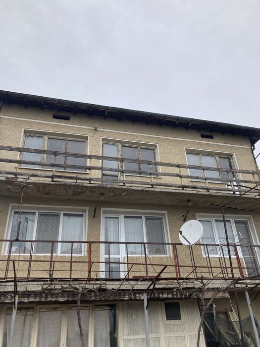 Продавам етаж от двуетажна къща