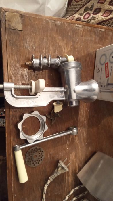 Продам ручную мясорубку