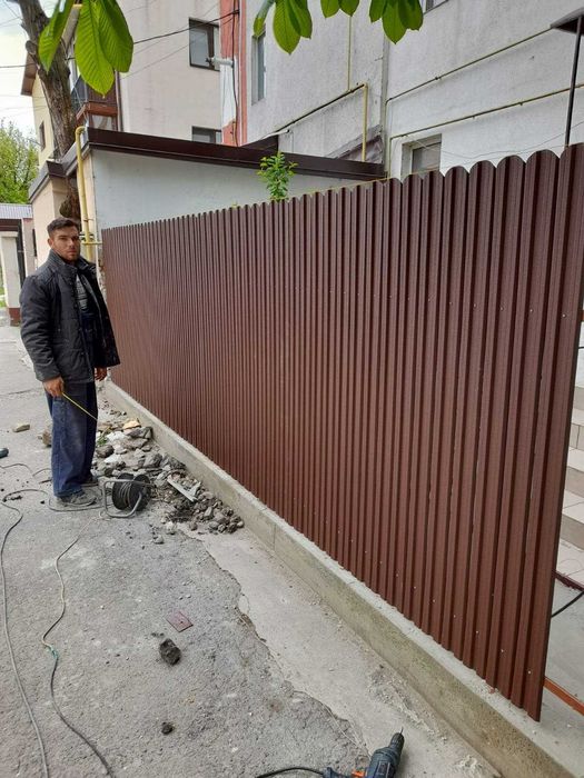 Garduri si porti de diferite modele si dimensiuni (sipca metalica, panou stil jaluzele, tabla cutata, plasa bordurata, BCA sau beton si alte modele)