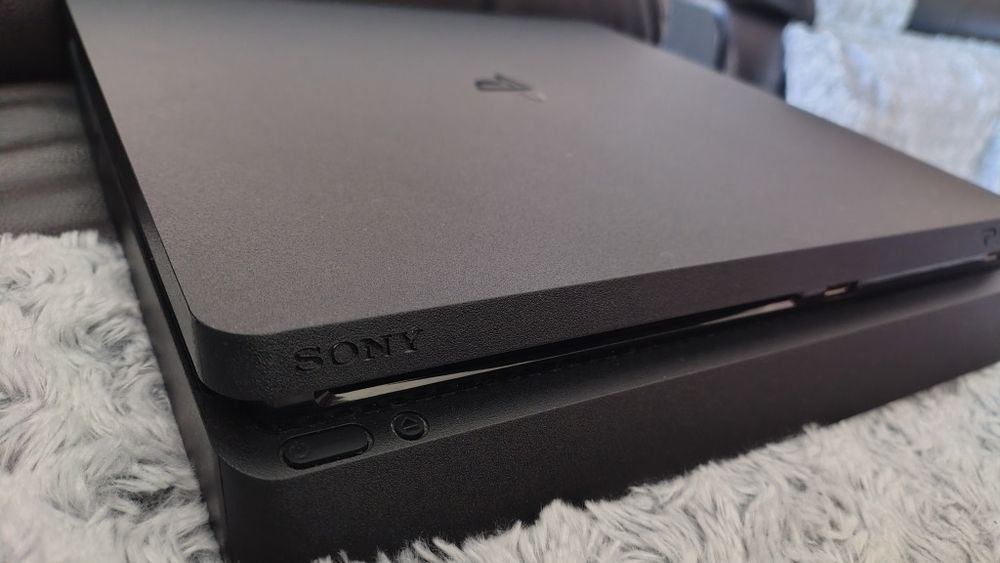 PlayStation 4 (+ 2 controllere și jocuri opțional)