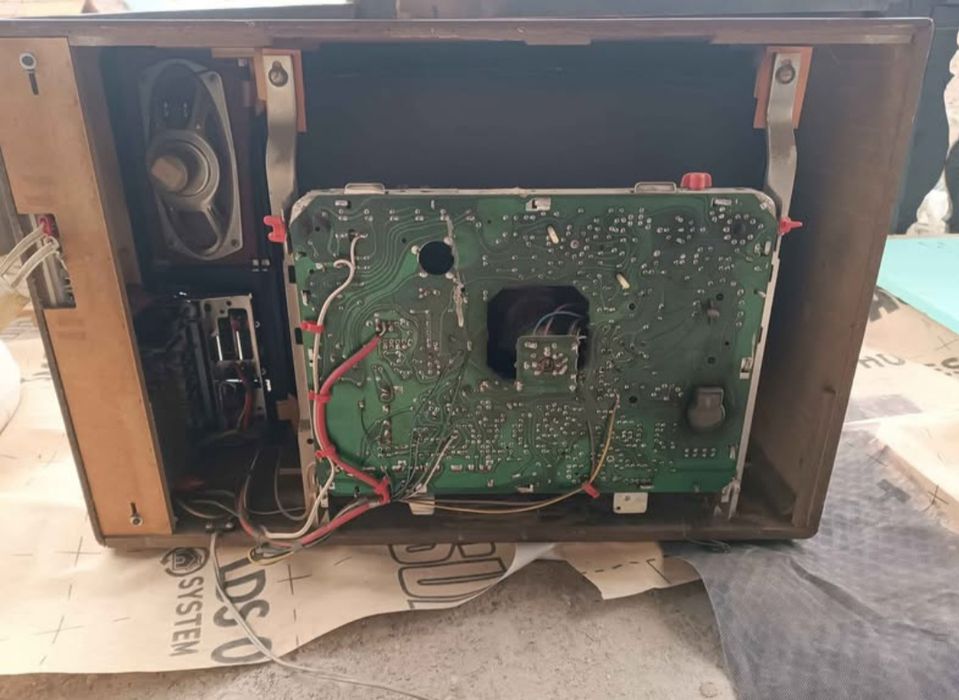 Продавам РАБОТЕЩ телевизор Minerva 1970г.