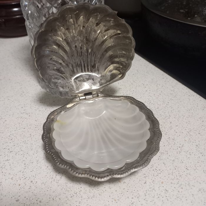 Различни стъклени и керамични съдове, всичко по 3 левав