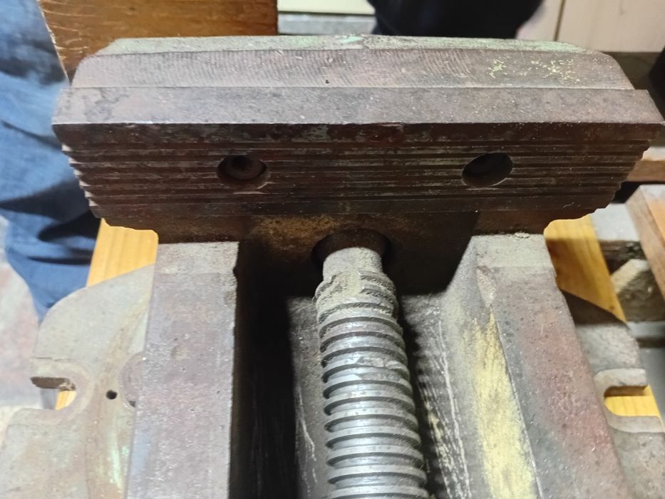 Продам тиски станковые