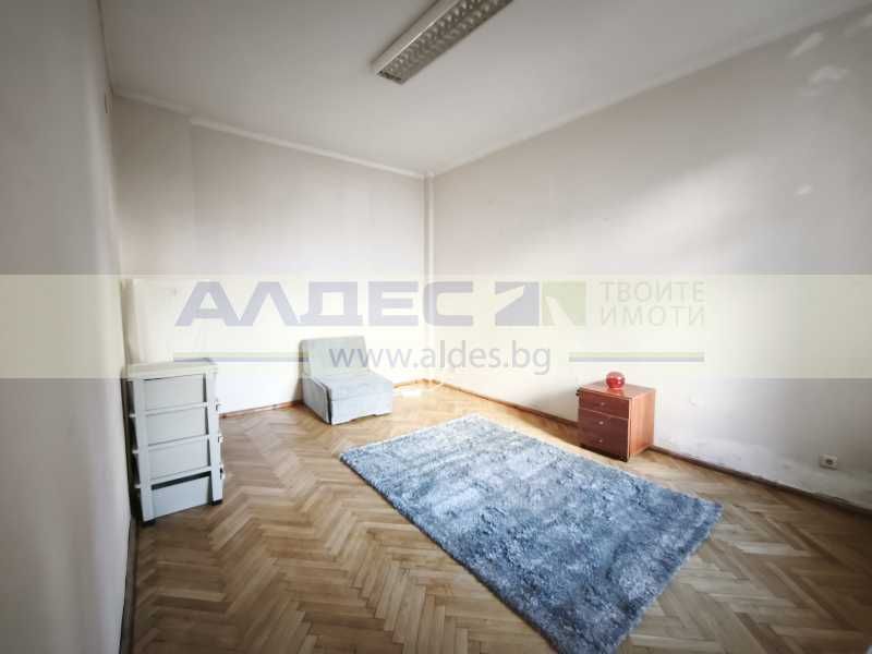 Отдава се тристаен ап. на ул. Славянска!