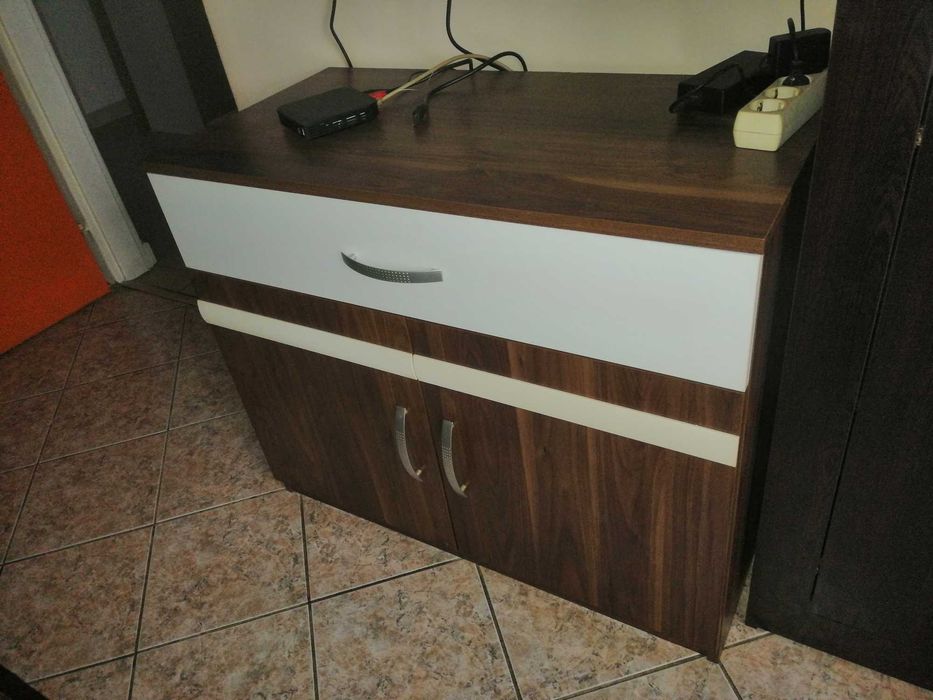 Продавам два ретро стола, два шкафа с чекмеджета