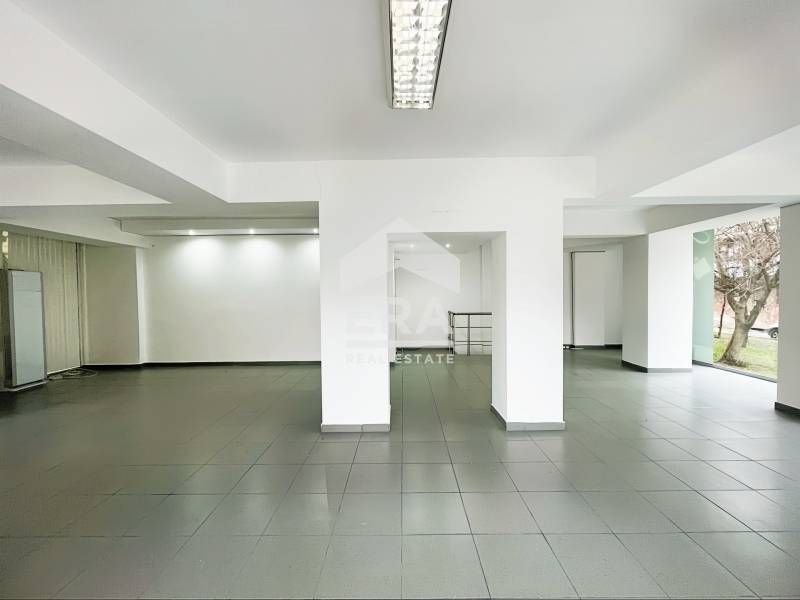 Дава се под наем Магазин в Кърджали, Център - 100 кв.м за 398.82 € - Снимка #1