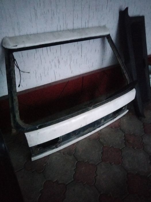 На Ауди 100  С4  Крышка багажника (пятая дверь)