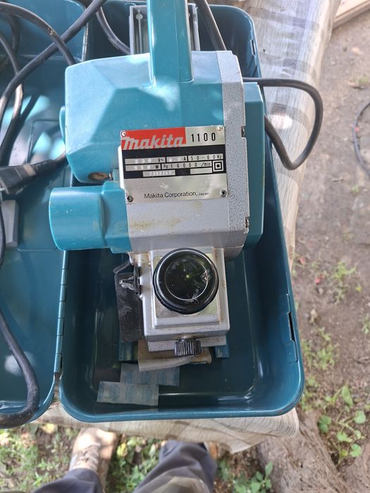 Rindea electrica Makita