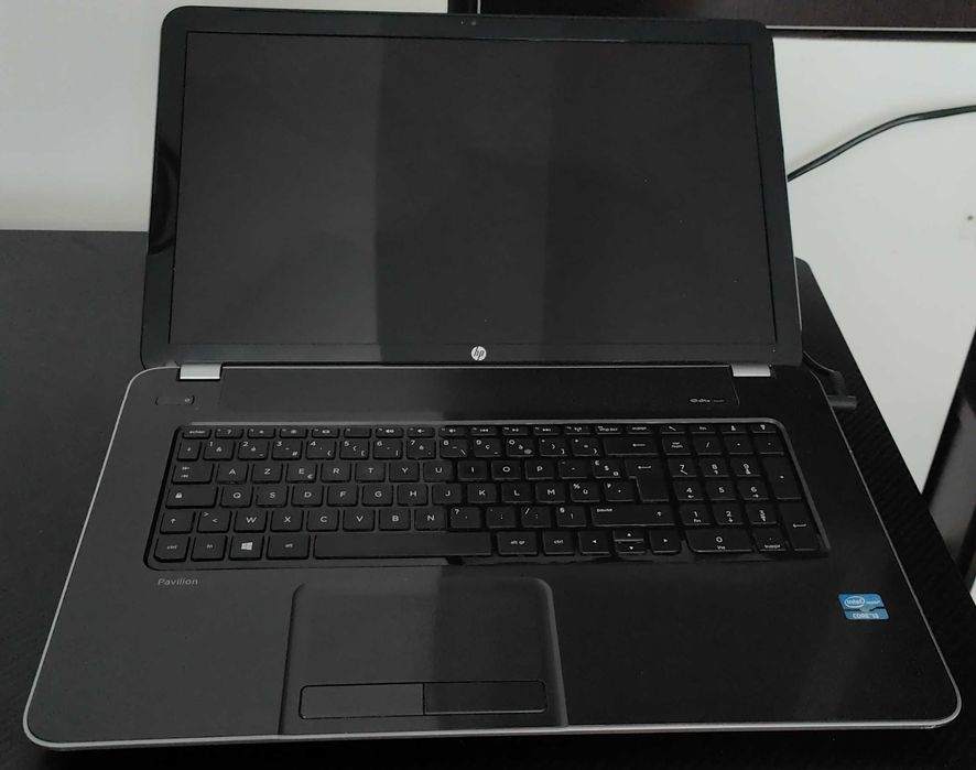 Laptop HP Pavilion Protect Smart, Intel Core i3 display 17 inch fisurat ,incarcator HP