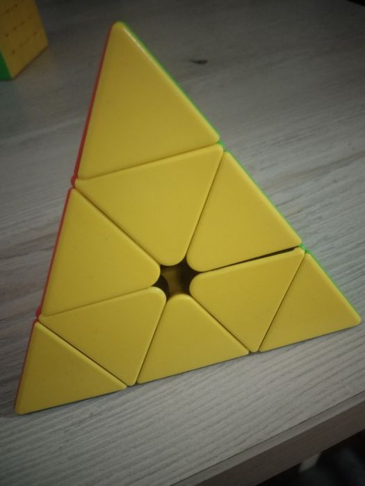 Kubik rubik piramida