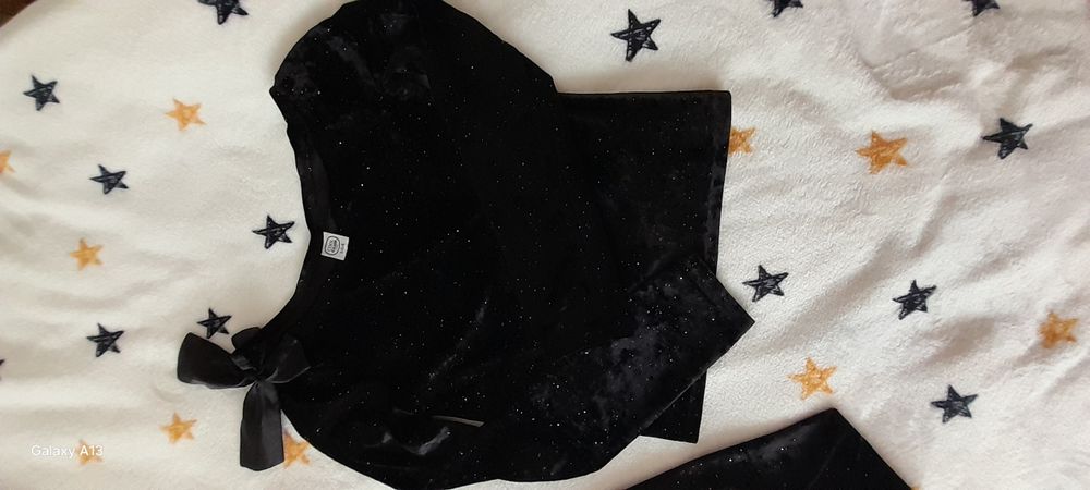 Costum din catifea nou cu eticheta