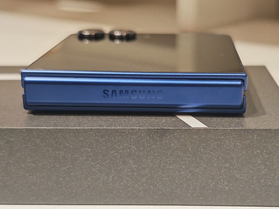 Samsung Galaxy Z Flip 7 - 512GB