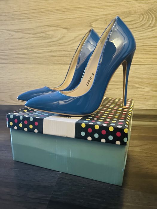 Нови елегантни дамски обувки на ток