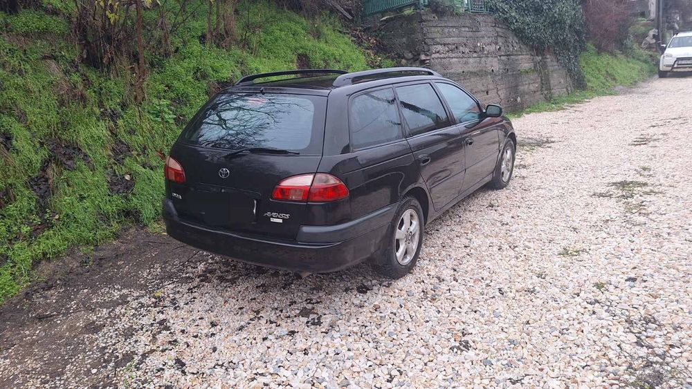 Лек автомобил Тойота Авенсис