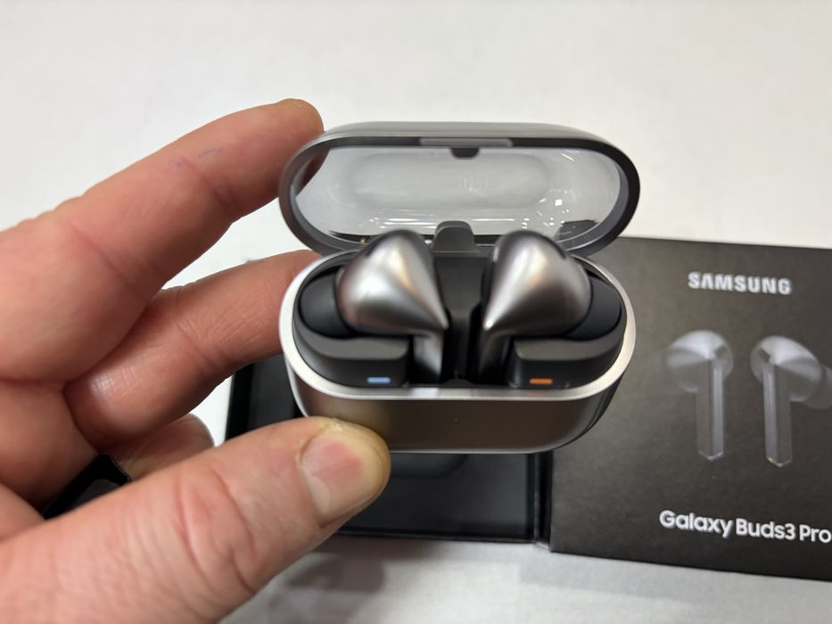 Samsung Galaxy Buds 3 Pro, Silver, la cutie