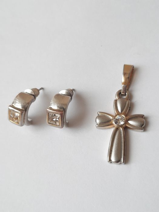 Колие с обеци Oriflame/медальон/комплект/висулка цвете/кръст/с камъни