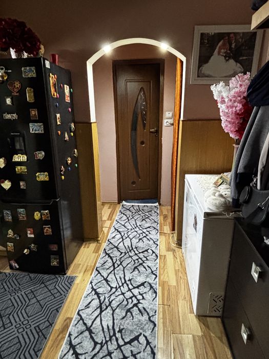Vând apartament cu 2 camere, complet mobilat și utilat, gata de mutat. Apartamentul este potrivit pentru locuit și se vinde împreună cu mobila.