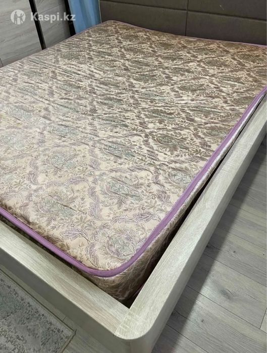 СРОЧНО! Продаю кровать с матрасом