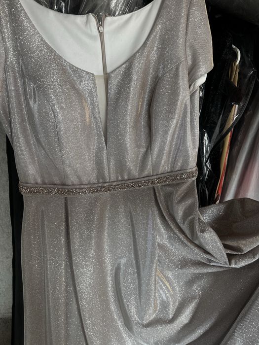 Елегантна лъскава рокля