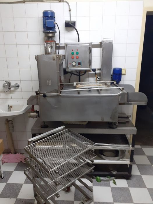 Машина за шоколадиране тестени сладкарски изделия