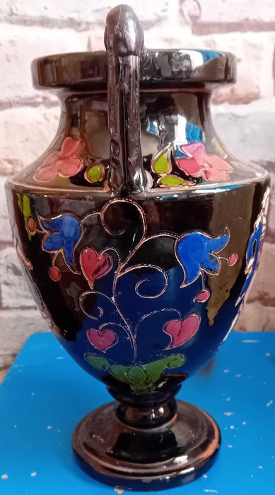 Старинна, ръчно рисувана ваза.