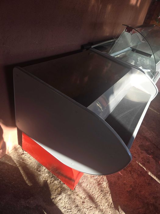 Витрина с щант за колбаси и млечни продукти