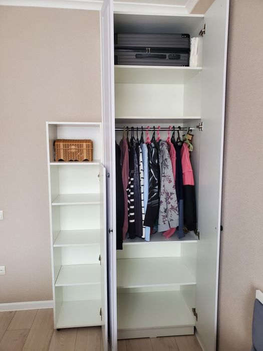 Шкафы для одежды,  большой и поменьше