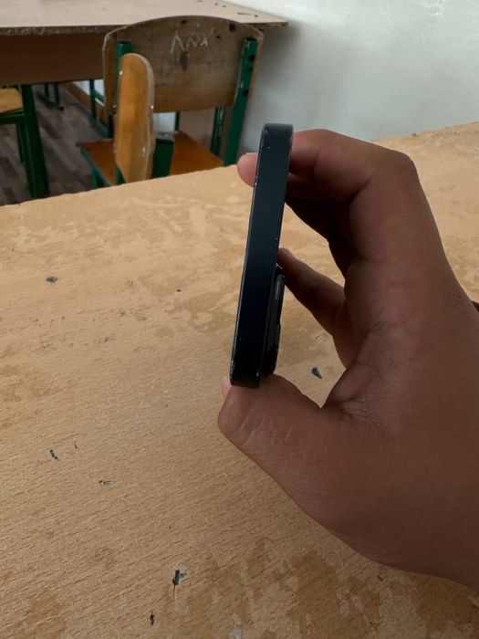 iPhone 14 в среднем состоянии