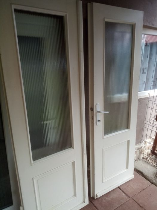 Vând uși de interior din lemn masiv