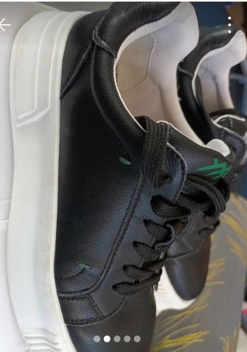 Vând papuci de stradă.