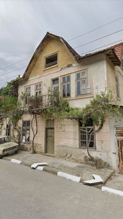 Къща с голям двор    1390 кв.м