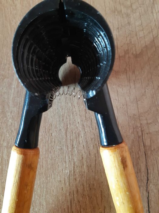 Орехотрошачка с дървени дръжки