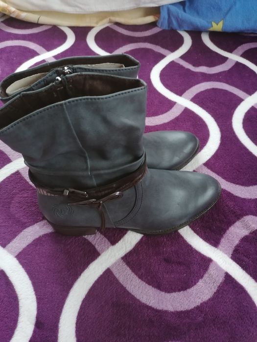 Ghete noi mărimea 39