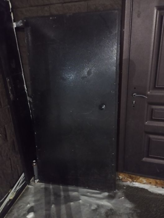 Продам железную дверь