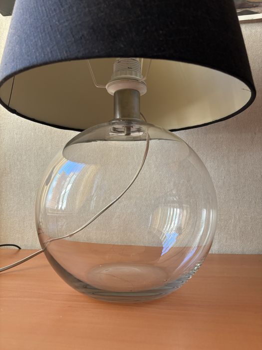 Стилна настолна лампа със стъклена основа