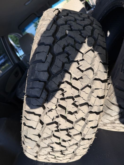Гуми Roadcruza 235/65/17 нови на един месец