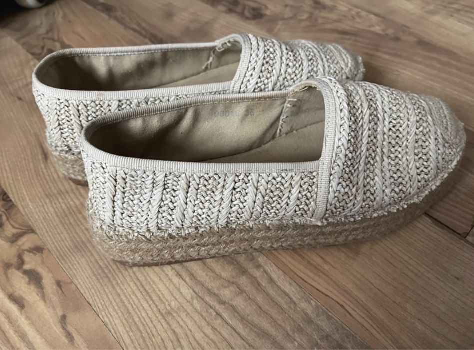 Espadrile de culoare nude.
