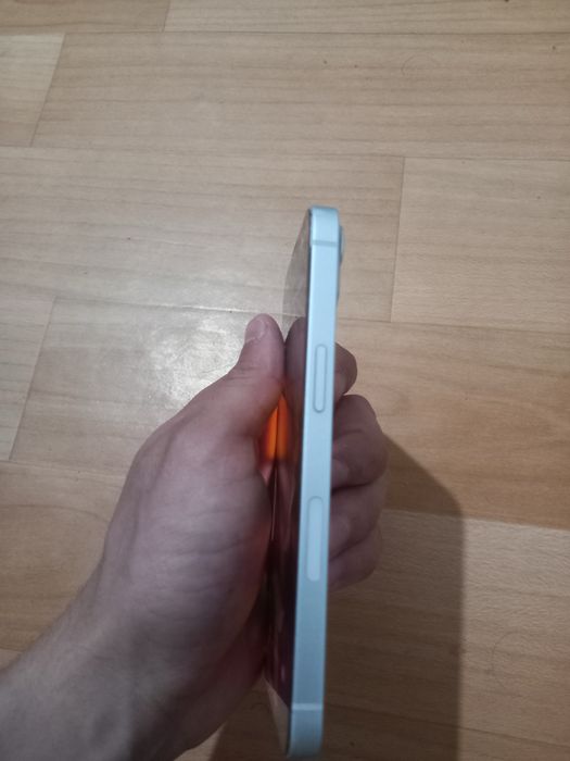 продам iPhone 13