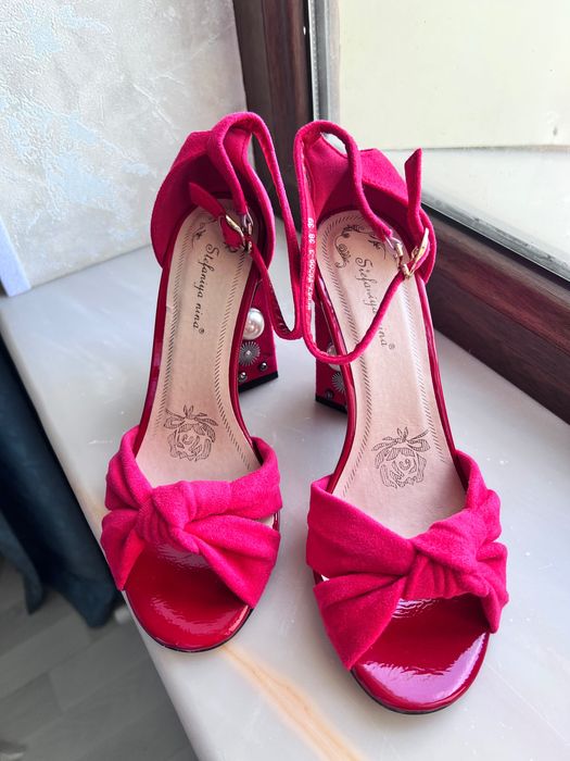 красные босоножки