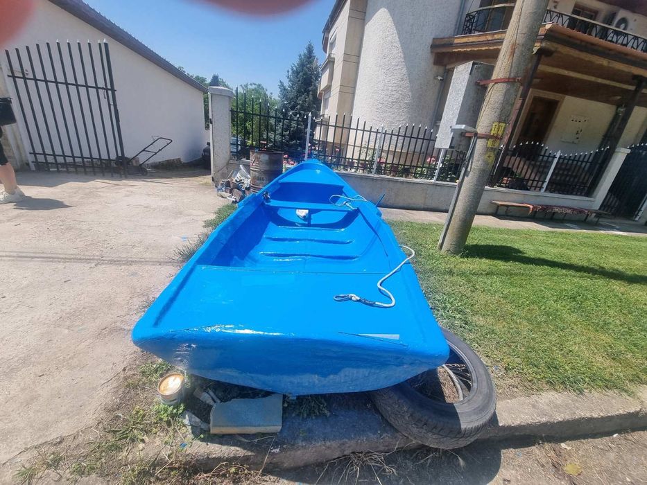 Лодка с двигател