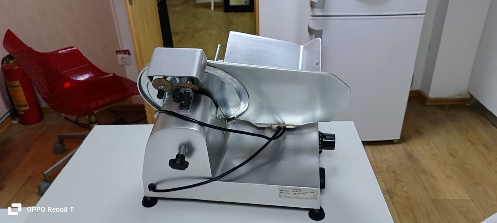 Vând feliatot mezeluri