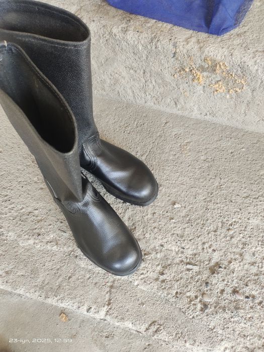 Рассия кирзавой размер  41  сотилади нархи 500.минг нархи  400.минг