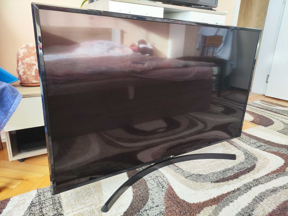 4K Смарт телевизор LG - 49 инча, HDR, Перфектен