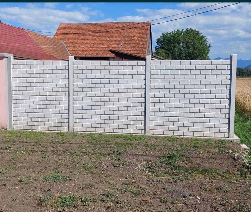 Gard din placi si stalpi de beton