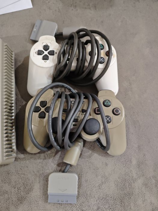 Consolă PlayStation 1 (PS1) Modată Cip MM3 + 2 Manete + Jocuri, Funcțională Made in Japan