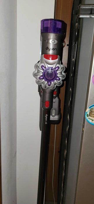 DYSON V8 aspirator cu accesori prindere perete incarcator fuctional