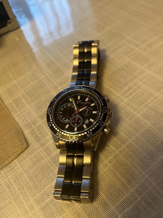 Часы Toyota новые