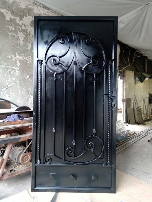 Метални врати огради и парапети от ковано и обикновено желязо.